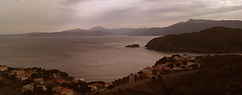 Недвижимость на побережье Испании предстаёт перед взором наблюдателя как сетьдомиков с красными крышами, утопающих в зелени.